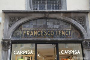 Photo des devantures d'anciennes boutiques à Lucques