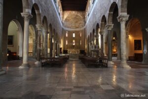 Photo de l'intérieur de la basilique San Frediano à Lucques