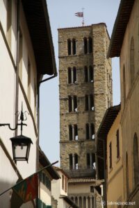 Vue du campanile de Santa Maria delle Pieve à Arezzo