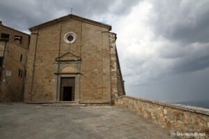 Vue d'une petite église de Castiglione d'Orcia