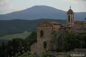 Vue de Castiglione d'Orcia avec le Mont Amiata