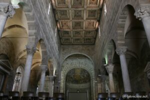 Photo de l'intérieur de l'église des saints Jean et Réparate à Lucques