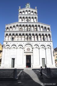 Vue de la façade de l'église San Michele in Foro à Lucques