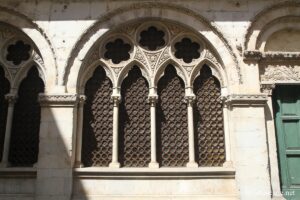 Photo du côté gothique de l'église de Santa Maria della Rosa