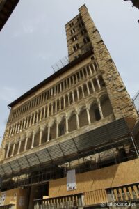 Photo de la façade de Santa Maria delle Pieve à Arezzo