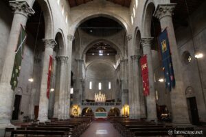 Intérieur de Santa Maria delle Pieve à Arezzo