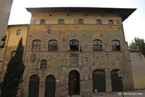 Image de la façade du Palais Pretorio à Arezzo