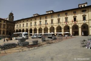 Photo du palais des loges à Arezzo, Piazza Grande