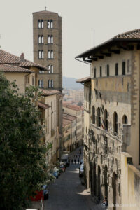 Photo de les rues d'Arezzo avec le Palais Pretorio