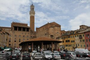 Vue de la Piazza del Mercato à Sienne