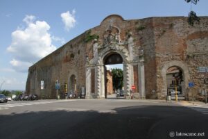 Vue de la Porte Camollia à Sienne