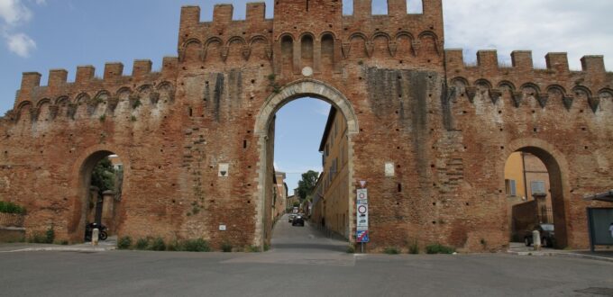 Veduta della Porta Tufi a Siena