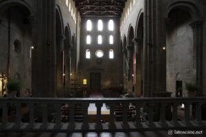 Vue de la nef de Santa Maria delle Pieve à Arezzo