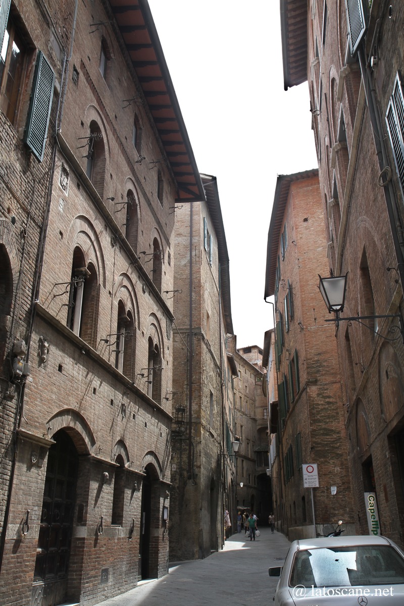 Veduta della via Rossi, centro storico di Siena