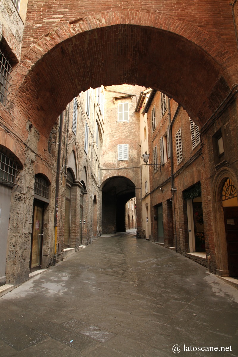 Vue de la Via dei Termini, centre historique de Sienne