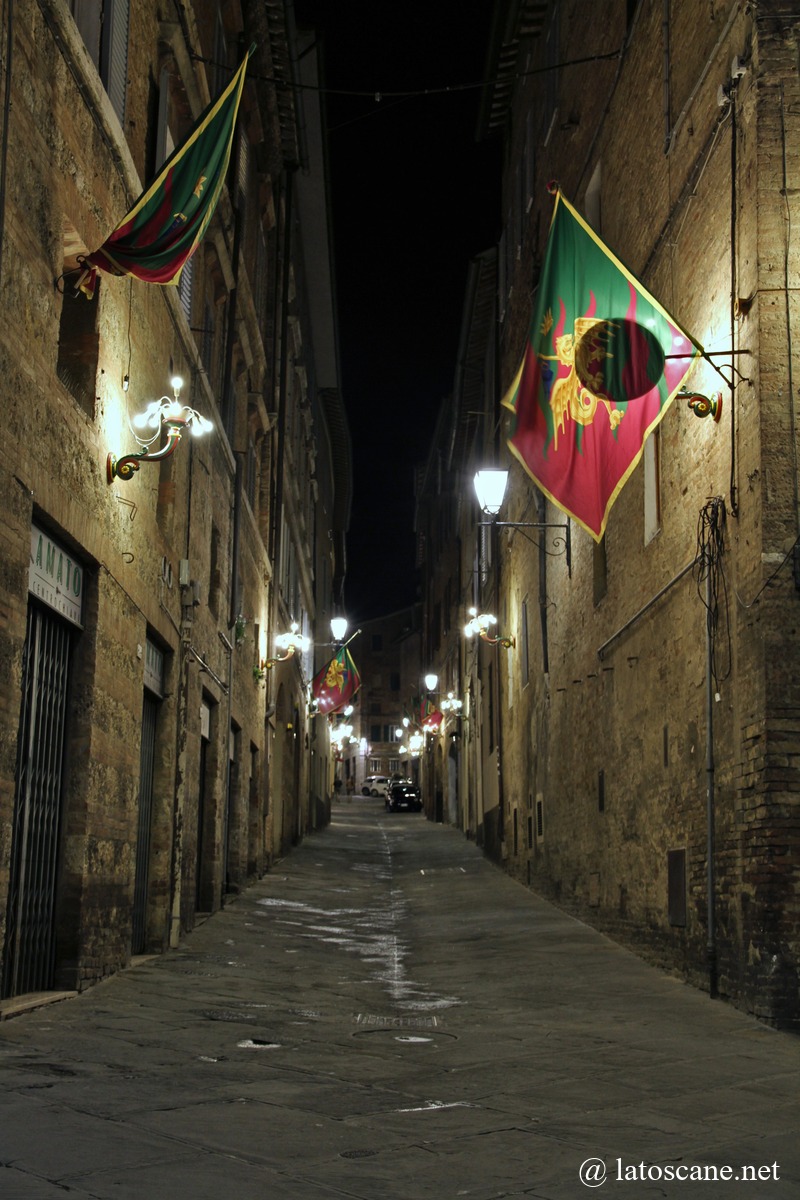 Veduta della via del Paradiso, centro storico di Siena