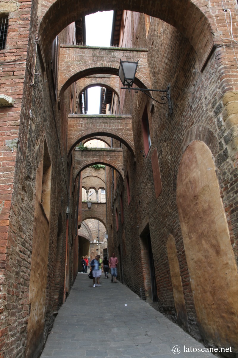 Vue de la via della Galluzza, centre historique de Sienne