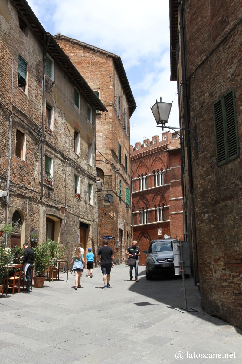 Veduta della via di San Pietro, centro storico di Siena