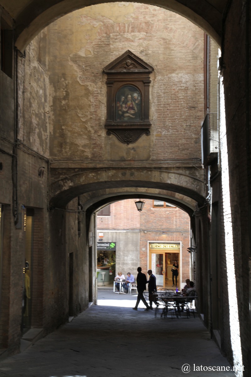 Veduta del vicolo dei Pontani, centro storico di Siena