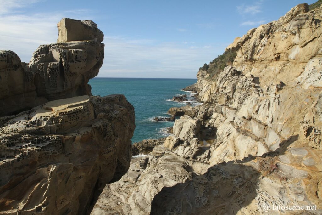 Vue de la Buca delle Fate, promontoire de Piombino