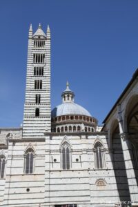 Photo du campanile et de la coupole de la cathédrale de Sienne