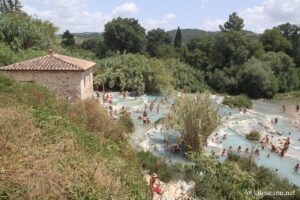 Vue des cascades du moulin, thermes de Saturnia