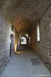 Photo de la rue voutée de Castellina in Chianti