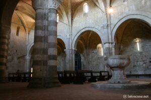 Vue de l'intérieur de la cathédrale de Sovana