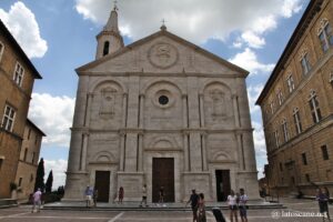 Photo de la façade de la cathédrale de Pienza