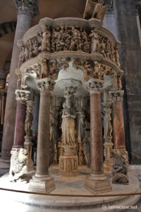 Photo de la chaire de la cathédrale de Pise
