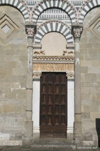 Photo du portail de l'église San Bartolomeo à Pistoia