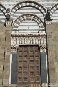 Photo du portail de l'église San Pier Maggiore à Pistoia