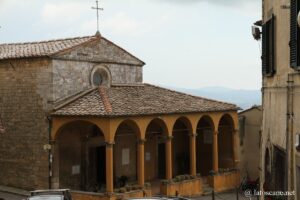 Vue de l'église Sant'Alessandro à Volterra