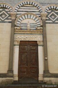 Photo du portail de l'église Sant'Andrea à Pistoia