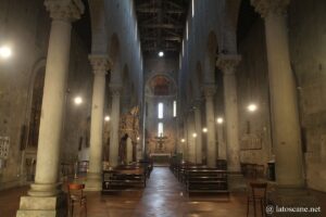 Photo de l'intérieur de l'église Sant'Andrea à Pistoia