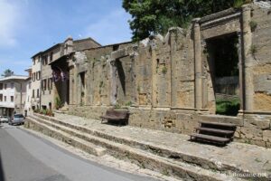 Vue de l'église Santo Stefano à Volterra