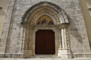 Portail de la Collégiale Santi Leonardo e Cassia à Casciano dei Bagni