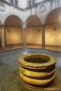 Photo de la cour du Palais Minucci à Volterra