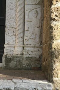 Détail du portail latéral de la cathédrale de Sovana