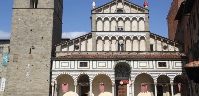 Veduta della facciata del duomo di San Zeno di Pistoia