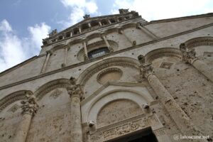 Photo de la façade de la cathédrale de Massa Marittima