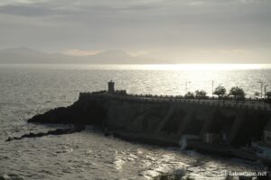 Vue sur le phare et la place Giovanni Bovio de Piombino