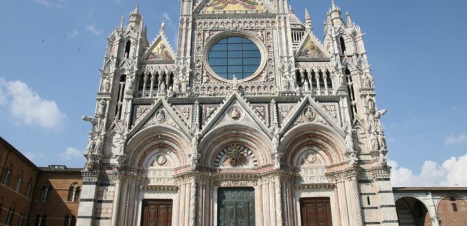 Foto della facciata del duomo di Siena