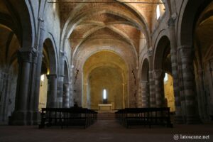 Vue de l'intérieur de la cathédrale de Sovana