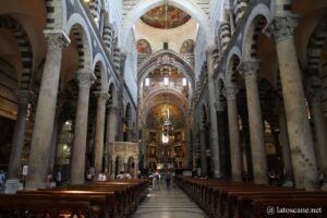 Photo de la nef centrale de la cathédrale de Pise