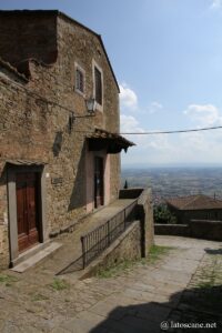 Vue du monastère de Santa Trinità à Cortone