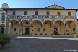 Vue de la frise de l'hôpital du Ceppo à Pistoia