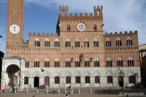 Photo de la façade du Palazzo Pubblico à Sienne