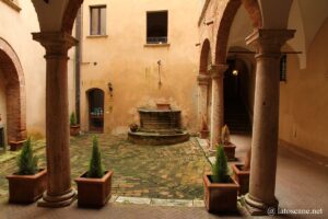 Photo de la cour du Palais Bellarmino à Montepuciano