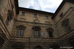 Photo de la façade du Palais Cervini à Montepulciano